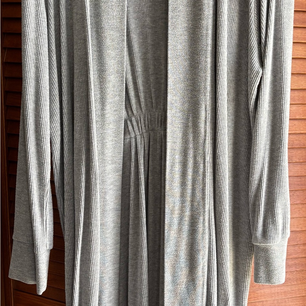 Elegant Gray Ribbed Robe with Belt - Picture 2 of 3